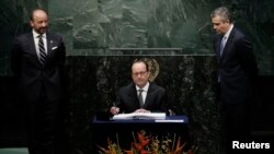 Tổng thống Pháp Francois Hollande ký Thỏa thuận Paris về biến đổi khí hậu tại trụ sở Liên Hiệp Quốc ở Manhattan, New York, Mỹ, ngày 22/4/2016. 
