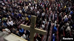 Umat Kristen berdoa di sebuah gereja di China (Foto: ilustrasi)
