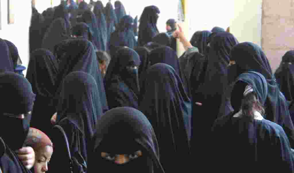 Para perempuan Yaman ini ikut memilih di Sana'a, 21 Februari 2012 (VOA - E. Arrott).