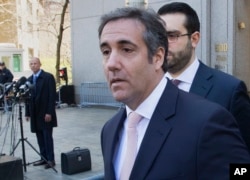 Michael Cohen, centro, el abogado personal del presidente Donald Trump, sale de un tribunal federal en Nueva York, el jueves 26 de abril de 2018. Al fondo Michael Avenatti, el abogado de la actriz de cine adulto Stormy Daniels que ha llevado a Cohen y Trump a corte para anular un informe de confidencialidad.