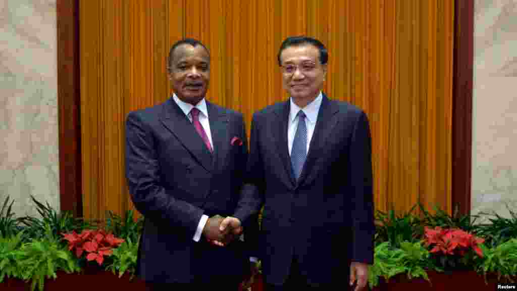 Poignée de main entre le président Denis Sassou Nguesso de la République du Congo et le Premier ministre chinois Li Keqiang au Grand Palais du Peuple à Beijing, Chine, 13 juin 2014.&nbsp;