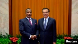 Rais wa jamhuri ya Congo Denis Sassou Nguesso akishikana mkono na waziri mkuu wa china Li Keqiang Beijing June 13, 2014. 
