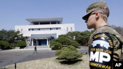 一名美軍士兵守衛著位於南北韓非軍事區板門店南韓一側的和平之家（2018年4月18日）