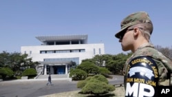 一名美军士兵守卫着位于南北韩非军事区板门店韩国一侧的和平之家 （2018年4月18日）