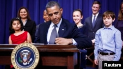 Predsednik Barak Obama potpisuje izvršne uredbe u pogledu kontrole oružja