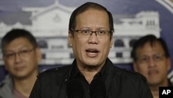 Philippine President Benigno Aquino talks during a hastily called press conference at the Malacanang palace in Manila, January 8, 2011.