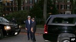 2014年10月17日国务卿约翰·克里（左）在波士顿灯塔山住宅与中国国务委员杨洁篪会面