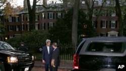 John Kerry recibe a Yang Jiechi en su casa de Boston.
