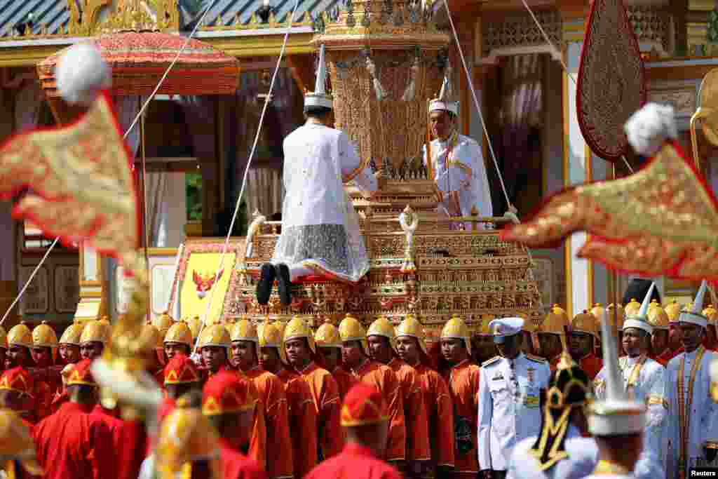 រទេះមហាជ័យ ត្រូវបានគេអូសនៅក្នុងក្បួនដង្ហែសពអតីតព្រះមហាក្សត្រថៃ Bhumibol Adulyadej មុនពេលពិធីបូជាមកដល់ នៅខាងមុខរាជវាំង ក្នុងទីក្រុងបាងកក។