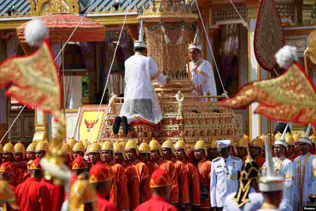 រទេះ​មហាជ័យ​ ត្រូវ​បាន​គេ​អូស​នៅ​ក្នុង​ក្បួន​ដង្ហែ​សព​អតីត​ព្រះ​មហាក្សត្រ​ថៃ&nbsp;Bhumibol Adulyadej មុន​ពេល​ពិធី​បូជា​មក​ដល់​ នៅ​ខាង​មុខ​រាជវាំង​ ក្នុង​ទីក្រុង​បាងកក។