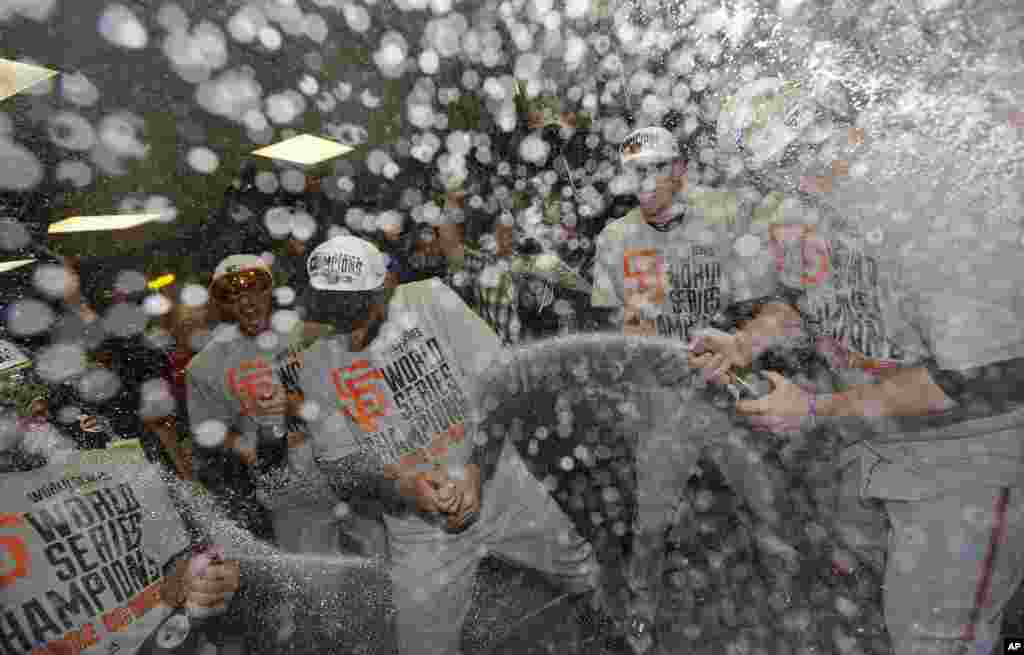 The San Francisco Giants celebrate after Game 7 of baseball&#39;s World Series against the Kansas City Royals, in Kansas City, Missouri. The Giants won 3-2 to win the series. 