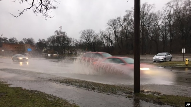 Imágen de las indundaciones tras una tormenta en Kalamazoo, Michigan, el martes, 20 de febrero de 2018. (Meagan Beck/Kalamazoo Gazette-MLive Media Group via AP)