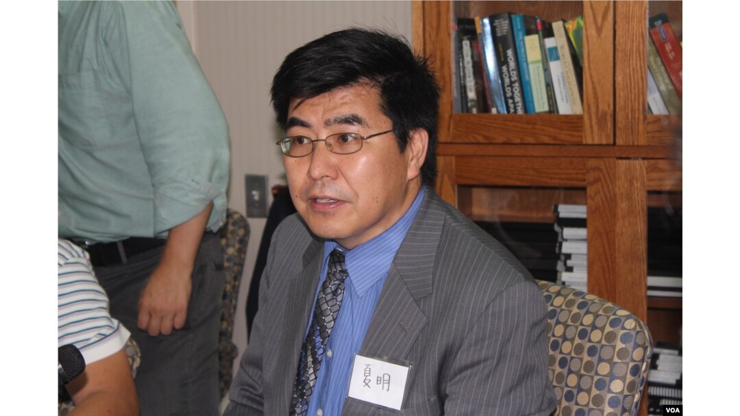 纽约大学城市学院教授夏明 (美国之音方冰拍摄)