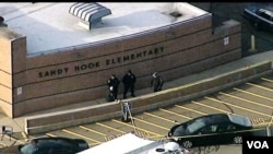 Entrada a la antigua escuela Sandy Hook, en Newtown, la cual está siendo demolida para construir otra nueva escuela en ese mismo lugar.