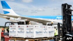 Kontainer berisi 300,000 dosis vaksin Sputnik V tiba di bandara internasional Ezeiza di Buenos Aires, 16 Januari 2021. 