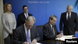 Christian Leffler (gauche), le principal négociateur européen pour les négociations UE-Cuba et le ministre adjoint des Affaires étrangères Abelardo Moreno Cuba (droite) (REUTERS/Enrique de la Osa)