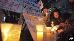 지난해 서울에서 북한 인건 개선을 요구하며 벌어진 촛불 시위 (자료사진)