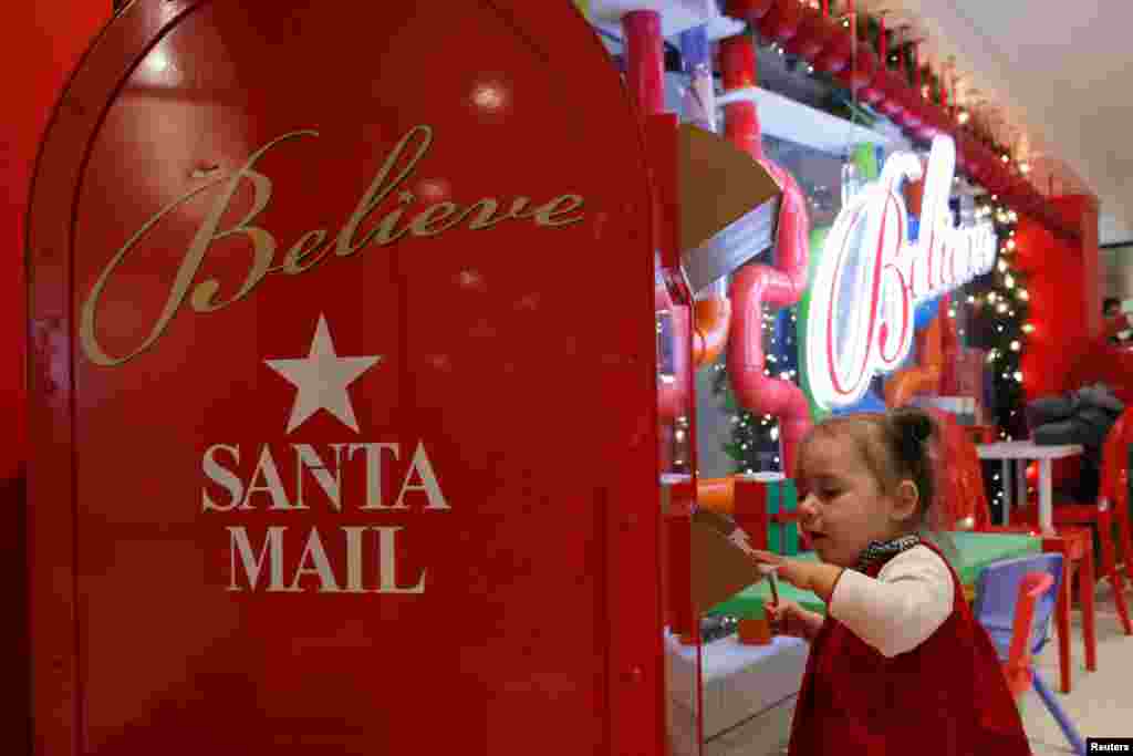 فرستادن نامه یک کودک به بابا نوئل در شهر نیویورک در آمریکا.