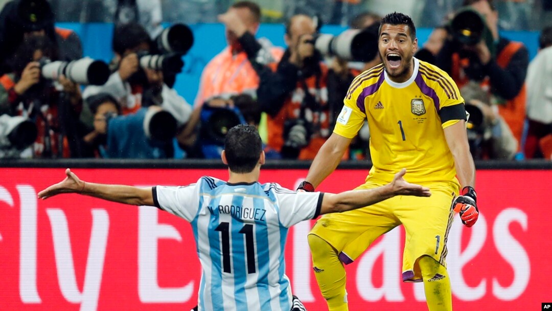 Sergio Romero (kanan) menjadi pahlawan Argentina setelah menyelamatkan gawangnya dari dua tendangan dalam adu penalti, Rabu (9/7).