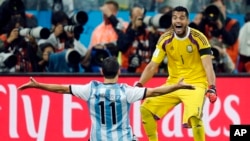 Sergio Romero (kanan) menjadi pahlawan Argentina setelah menyelamatkan gawangnya dari dua tendangan dalam adu penalti, Rabu (9/7).
