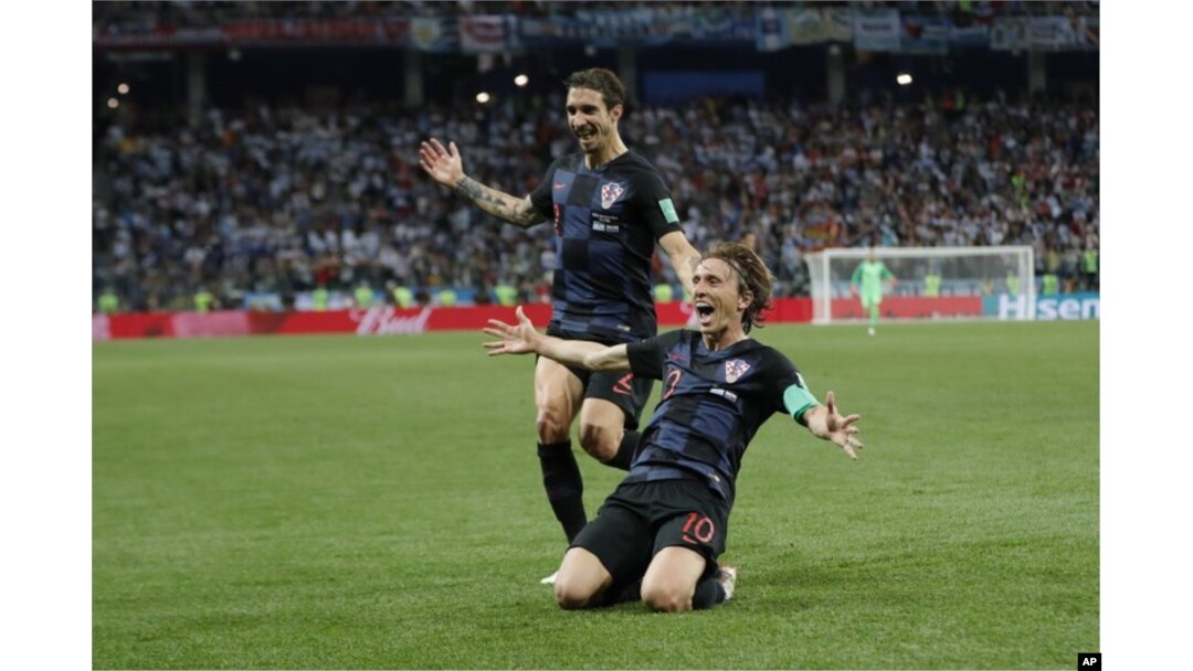 Luka Modric (kanan) merayakan gol kedua Kroasia dalam laga penyisihan Grup D antara Kroasia dan Argentina di Piala Dunia Rusia di Nizhny Novgorod, Rusia, 21 Juni 2018. (AP Foto/Ricardo Mazalán)
