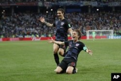 Luka Modric (kanan) merayakan gol kedua Kroasia dalam laga penyisihan Grup D antara Kroasia dan Argentina di Piala Dunia Rusia di Nizhny Novgorod, Rusia, 21 Juni 2018. (AP Foto/Ricardo Mazalán)