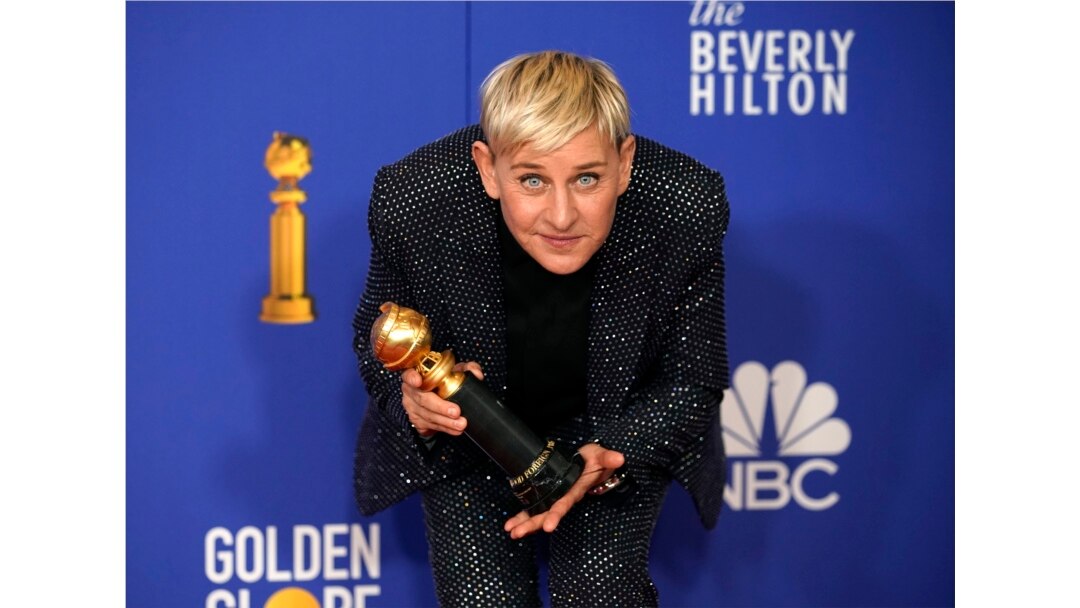 Ellen DeGeneres berpose dengan penghargaan "Carol Burnett" di Beverly Hills, California, 5 Januari 2020. (REUTERS/Mike Blake
