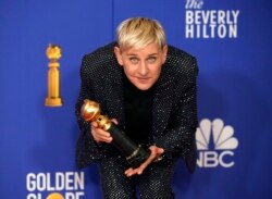 Ellen DeGeneres berpose dengan penghargaan "Carol Burnett" di Beverly Hills, California, 5 Januari 2020. (REUTERS/Mike Blake