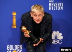 Ellen DeGeneres berpose dengan penghargaan "Carol Burnett" di Beverly Hills, California, 5 Januari 2020. (REUTERS/Mike Blake