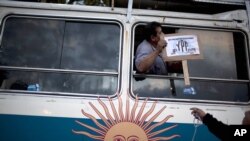 En Buenos Aires se pueden ver manifestaciones de apoyo a la decisión de la presidenta Cristina Fernández.