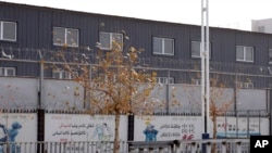 新疆和田一服装厂职工培训基地被双层铁丝网环绕