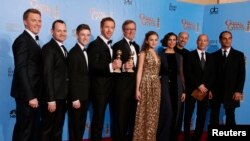Les acteurs et les producteurs de la série télévisée "Homeland" lors des 70e Golden Globes à Beverly Hills, en Californie, le 13 janvier 2013.