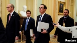 El secretario del Tesoro de EE.UU., Steven Mnuchin, camina hacia la reunión en el Capitolio en Washington el lunes 23 de marzo donde se debatió sobre el proyecto de ley que busca impulsar una ecomonía estadounidense golpeada por la crisis del coronavirus.