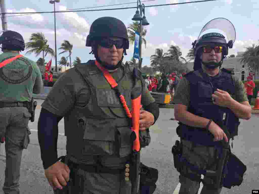  从棕榈滩南部布罗沃德镇调集过来维持秩序的防暴警察 (美国之音莉雅拍摄)
