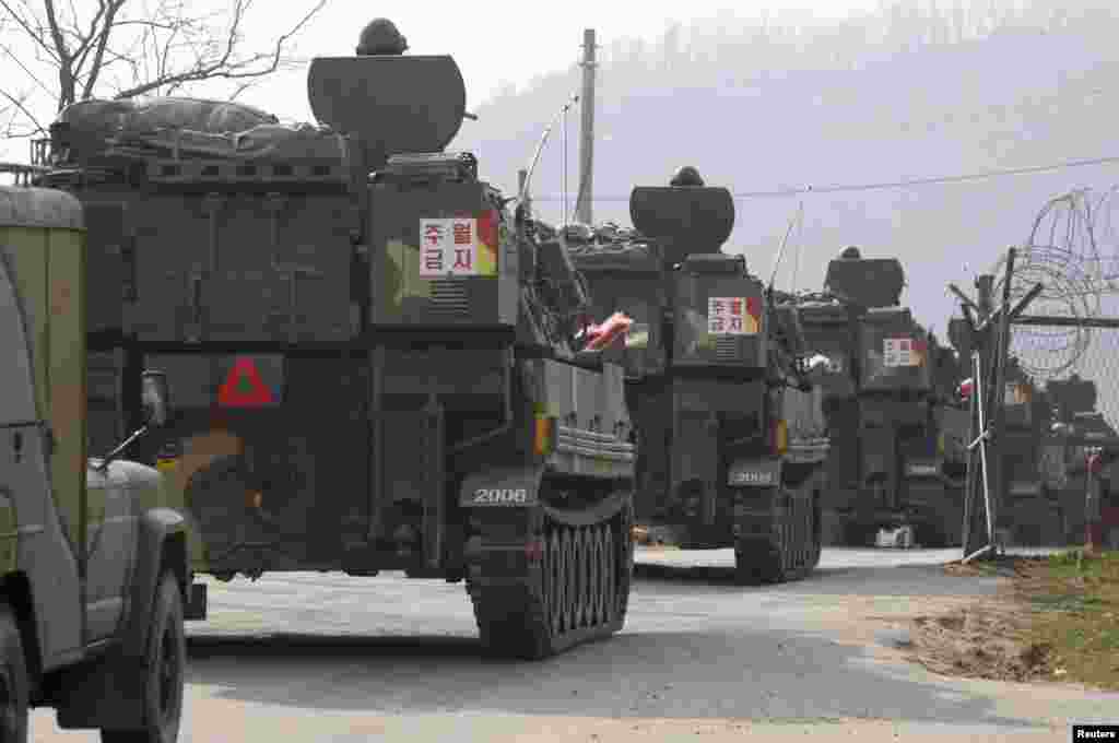 Tentara Korea Selatan ambil bagian dalam pelatihan militer dekat zona demiliterisasi yang memisahkan kedua Korea di Paju, utara Seoul (4/4). (Reuters/Lee Jae-won)