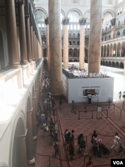 Visitors gather at the National Building Museum exhibit "The Beach" in Washington, D.C. (W. Wisniewski/VOA)