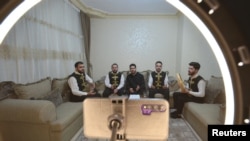 Anggota band musik religi Suriah "Yaqeen" tampil melalui live streaming di media sosial, selama bulan suci Ramadan, di tengah pandemi COVID-19, di Amman, Yordania, 28 April 2021. (REUTERS/Muath Freij)