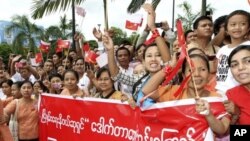 ျမန္မာ့ဒီမိုကေရစီေခါင္းေဆာင္ ေဒၚေအာင္ဆန္းစုၾကည္ရဲ႕ ဥေရာပအျပန္ ခရီးကို ႀကိဳဆိုခဲ့ၾကတဲ့ ရန္ကုန္ၿမိဳ႕က ျပည္သူတခ်ိဳ႕။ (ဇြန္လ ၃၀၊ ၂၀၁၂)