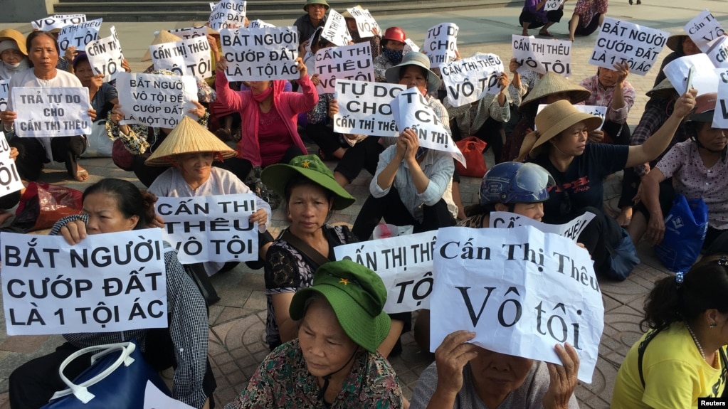 Nông dân làng Dương Nội biểu tình bên ngoài phiên tòa xét xử nhà hoạt động Cấn Thị Thêu ở Hà Nội, 20/9/2016. 