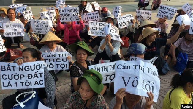 Nông dân làng Dương Nội biểu tình bên ngoài phiên tòa xét xử nhà hoạt động Cấn Thị Thêu ở Hà Nội, 20/9/2016.