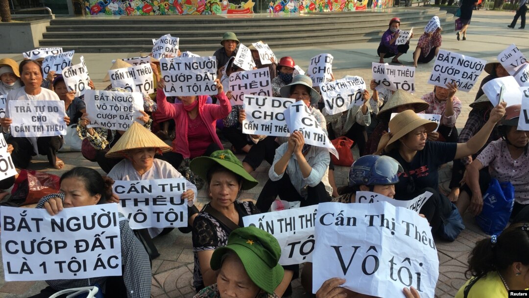 Người dân làng Dương Nội biểu tình bên ngoài một tòa án trước vụ xử "dân oan" Cấn Thị Thêu vào tháng 6 năm 2016. Người dân Dương Nội, Hà Đông, cũng đã có gần 10 năm đấu tranh giành lại thực địa sản xuất từ chính quyền.