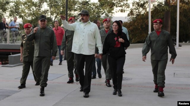 El presidente Maduro agradeció al ministro de Defensa, Vladimir Padrino, el comunicado de la Fuerza Armada Nacional Bolivariana en el que esta institución manifiesta su "profunda indignación" por el "ultraje" de la retirada de los retratos de Bolívar, Chávez y Maduro de la sede de la Asamblea Nacional.