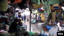Di pasar Hanoi, banyak konsumen lebih khawatir dengan masalah kualitas produk daripada politik. (M. Brown/VOA) 