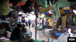 At the Hanoi market, many consumers are more interested in quality than politics, Vietnam. (M. Brown/VOA) 