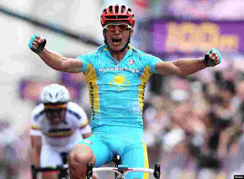 Kazakhstan's Alexandr Vinokurov celebrates as he wins the men's cycling road race to claim the gold medal at the London 2012 Olympic Games July 28, 2012. 