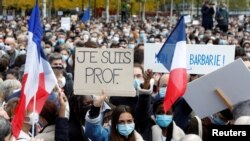 Orang-orang berkumpul di Place de la Republique di Paris, untuk memberikan penghormatan kepada Samuel Paty, guru bahasa Prancis yang dipenggal kepalanya, Perancis, 18 Oktober 2020. (Foto: Reuters)