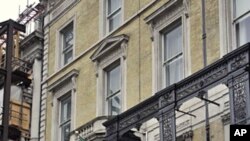 Britanski policajci danas ispred libijskog veleposlanstva u središtu Londona