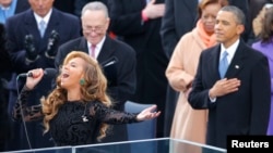 Presiden Barack Obama dan Senator Charles Schumer mendengarkan penyanyi Beyonce membawakan lagu kebangsaan pada upacara pelantikan Obama (21/1). (Foto: Reuters)