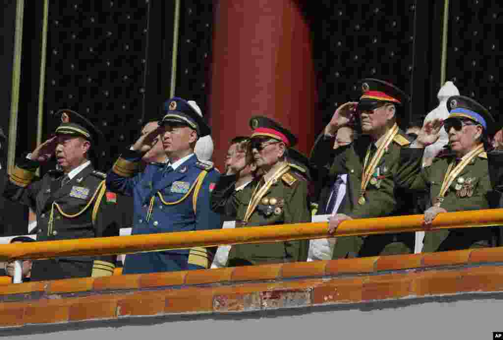 فوجی پریڈ کی تقریب میں تیس سے زائد ملکوں کے سربراہان اور اعلیٰ حکومتی عہدیدار شریک ہوئے۔
