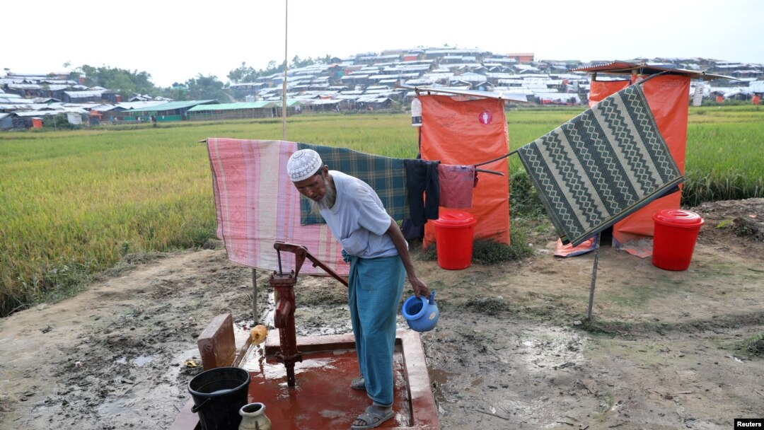 Seoran pengungsi Rohingya memompa air untuk minum tidak jauh dari lokasi jamban di Cox's Bazar, Bangladesh.